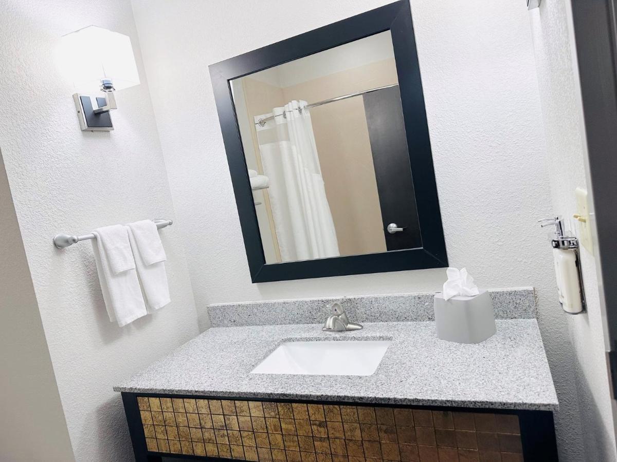 Holiday Inn Express & Suites Houston East - Baytown, An Ihg Hotel Екстер'єр фото