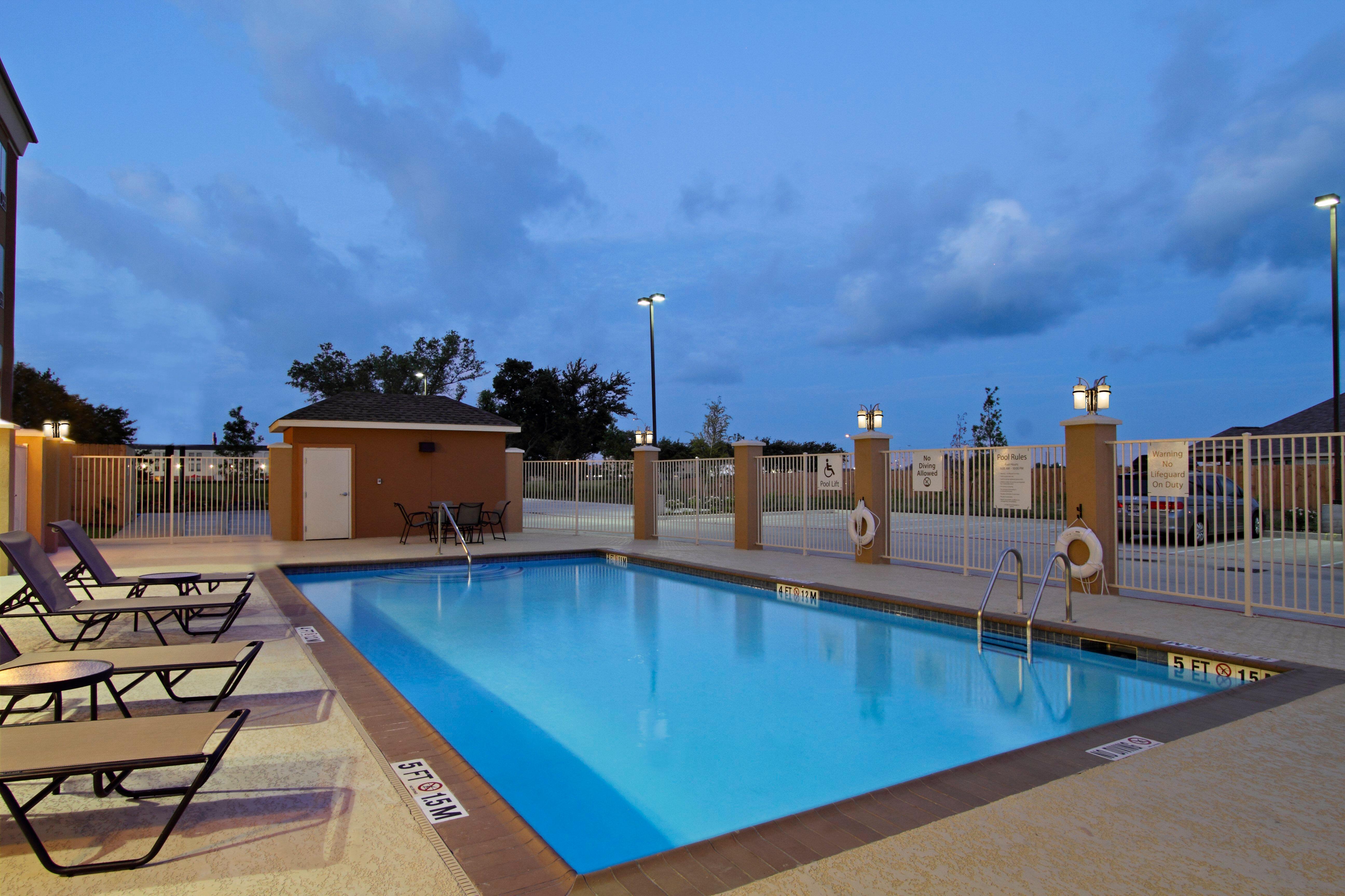 Holiday Inn Express & Suites Houston East - Baytown, An Ihg Hotel Екстер'єр фото